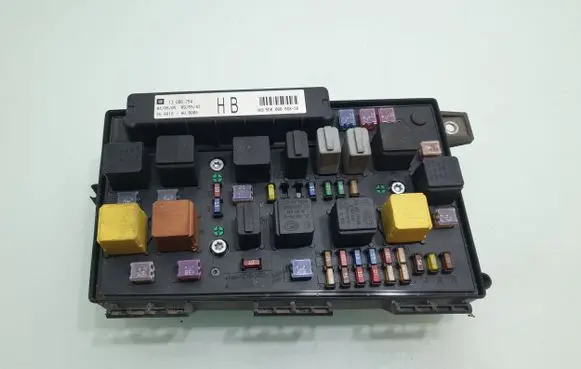 Opel Zafira B Fuse module 13206754