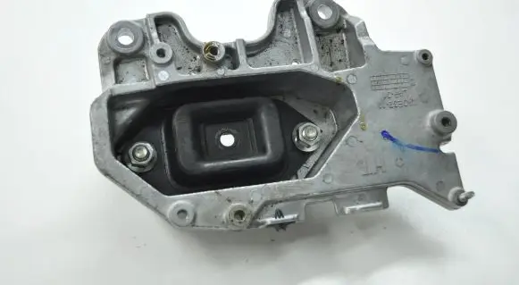 Nissan Juke I F15 Engine mount bracket