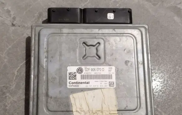 Volkswagen Polo V 6R Engine control unit/module 03F906070D