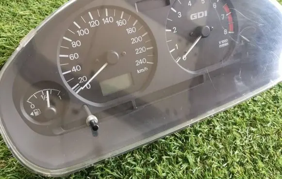 Mitsubishi Carisma Speedometer (instrument cluster) MR308415 0P0231 98DX