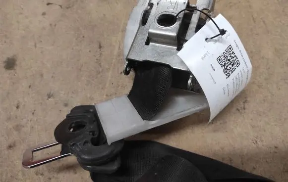 Opel Vectra C Front seatbelt 31372546