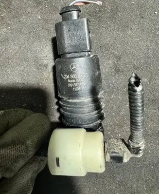 Mercedes-Benz B W245 Windscreen/windshield washer pump 2048660221