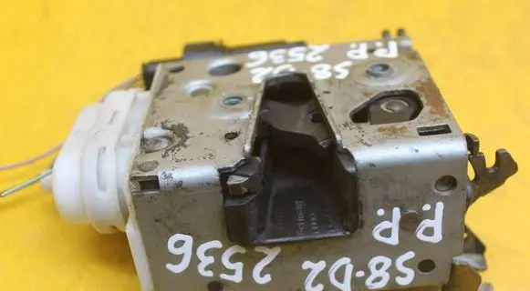 Audi A8 S8 D2 4D Front door lock 4D0173