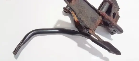 Nissan Almera N16 Engine mounting bracket