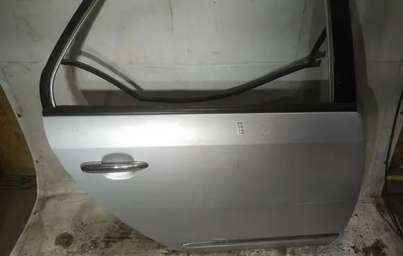 KIA Carens II Rear door pilkos