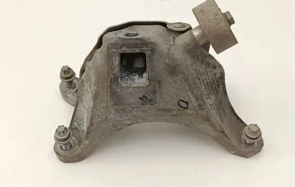 Engine mounting bracket