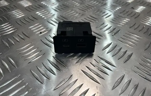 Nissan X-Trail T33 USB socket connector 253316UA0B