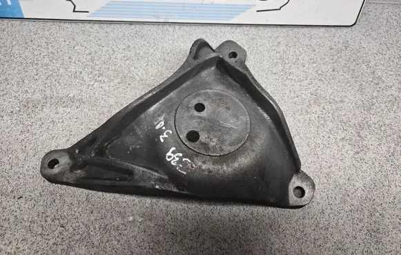 BMW 5 E39 Engine mounting bracket 1096080