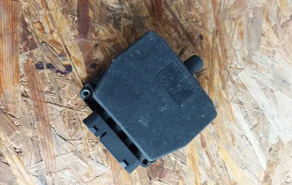 Volkswagen Touran I Turbo solenoid valve 6Q0906625