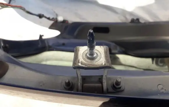 Peugeot 206 Tailgate/trunk/boot hinge
