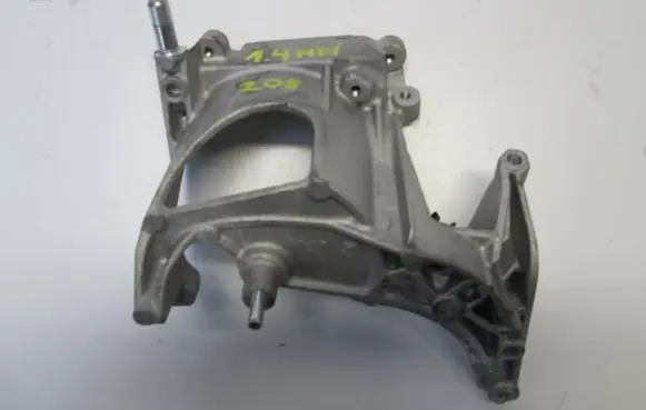 Peugeot 208 Engine mounting bracket