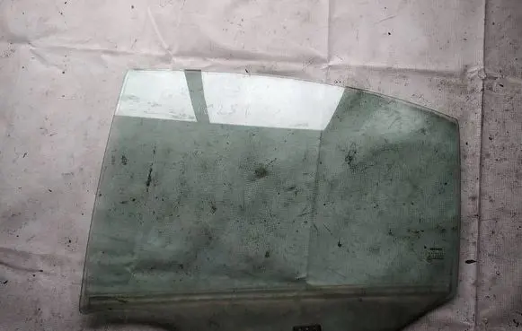 Nissan Primera Rear door window glass as2
