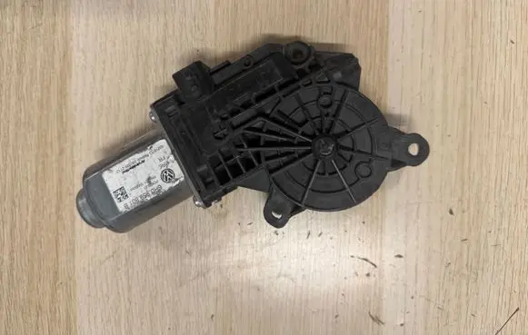 Seat Ibiza IV (6J,6P) Front door window regulator motor 6R0959801B