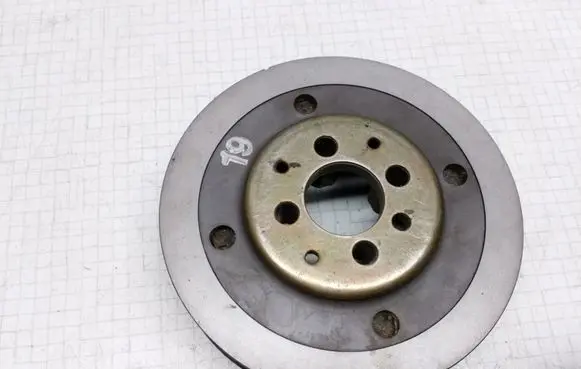 Volkswagen Golf IV Crankshaft pulley 038105243