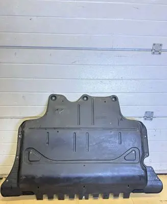 Volkswagen Tiguan Engine splash shield/under tray 5QF825236