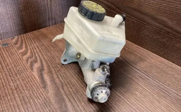 Mercedes-Benz C W203 Master brake cylinder 03350884551 A2034300002