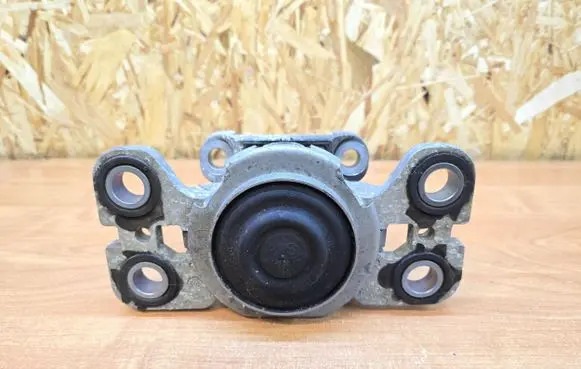 Volvo S60 Engine mount bracket