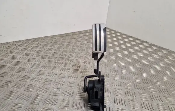 Accelerator throttle pedal