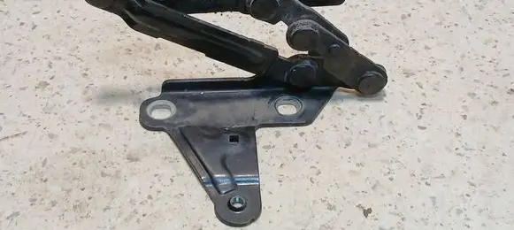 Engine bonnet/hood hinges