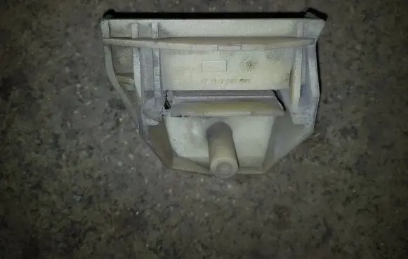 BMW 5 E39 Radiator mount bracket 17112247895
