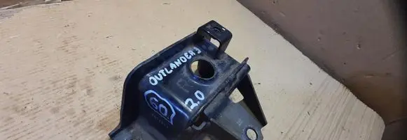 Engine mount vacuum valve