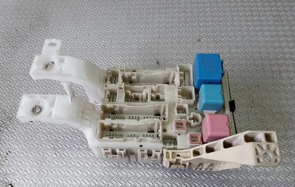 Toyota Yaris Fuse module 8273052700