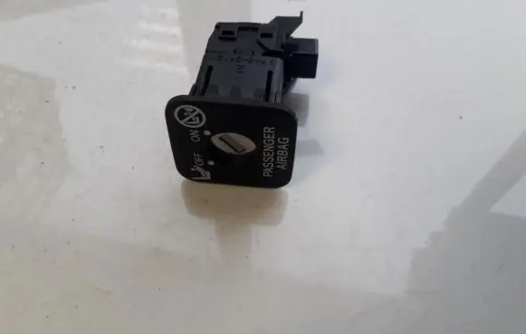 Toyota RAV 4 (XA30) Passenger airbag on/off switch 