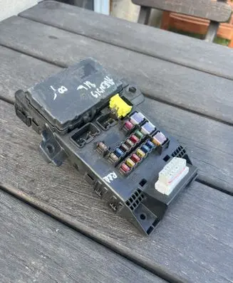 Toyota Avensis T220 Fuse module 8273005010 8264105011