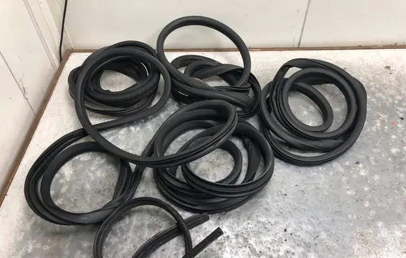 Mercedes-Benz C W205 Front door rubber seal A2056970051BILI A2056970051