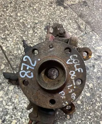 Volkswagen Golf V Front wheel hub