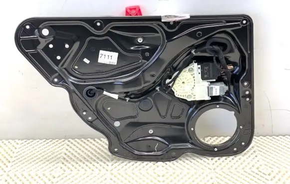 Volkswagen PASSAT B7 Rear door window regulator with motor 