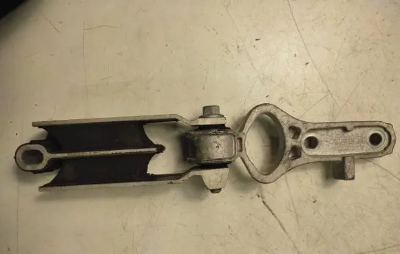 Volvo S80 Engine mount bracket 31330145