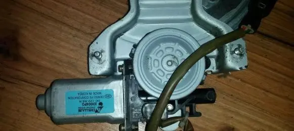 KIA Carens I Front door window regulator motor xh004po Nenustatyta