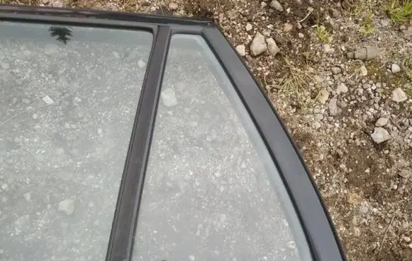 Rear vent window glass