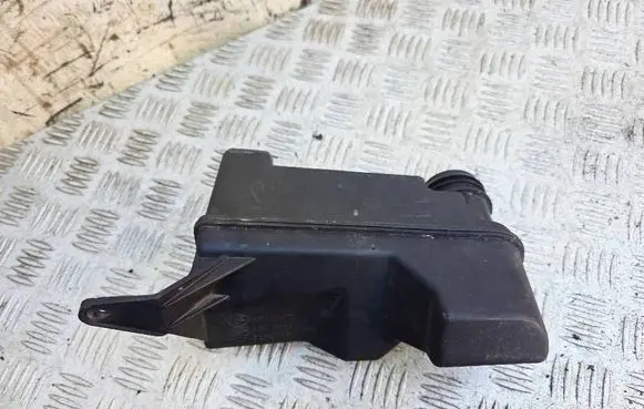 BMW 5 E39 Intake resonator 1744467 8694531