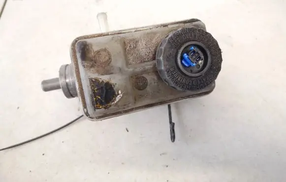 Brake fluid reservoir