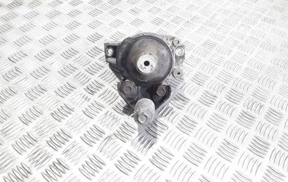 Honda CR-V Engine mount bracket