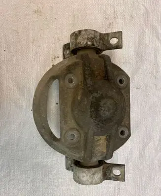 Volkswagen Touareg I Front shock absorber mounting bracket 7L0512345B 7L0512345