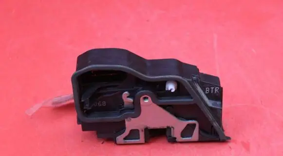 BMW X3 E83 Front door lock 7167068