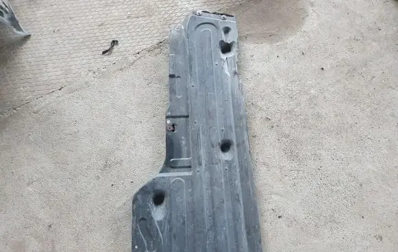Mercedes-Benz CLS C219 Center/middle under tray cover A2196801906