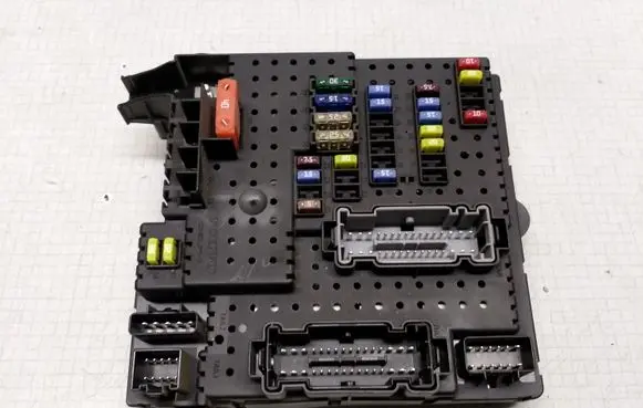 Volvo V70 Fuse module 28017881 30728273