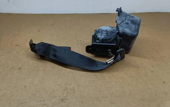 Middle seatbelt (rear)