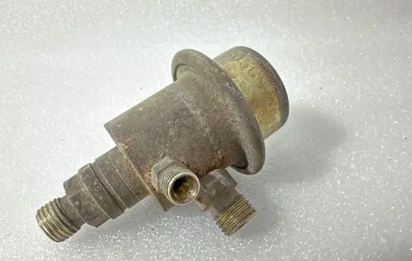 Audi 80 90 S2 B4 Fuel pressure regulator 034133534F