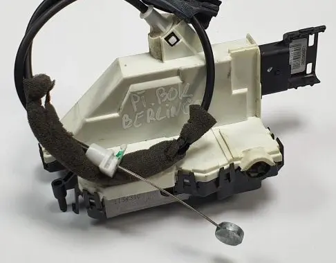 Citroen Berlingo Sliding door lock 828423
