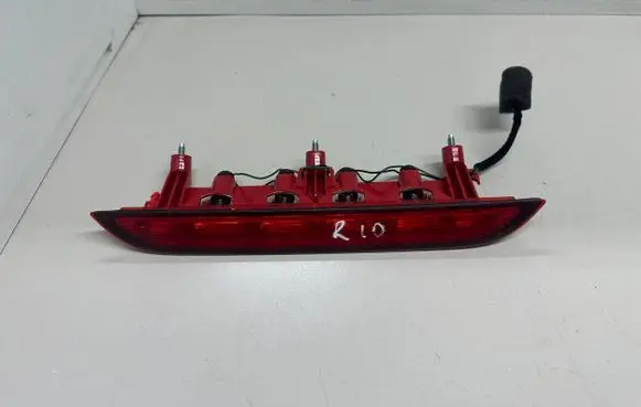 KIA Rio Third/center stoplight 92407H8
