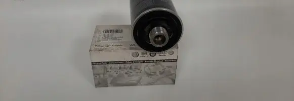 Volkswagen PASSAT B7 Oil filter cover 