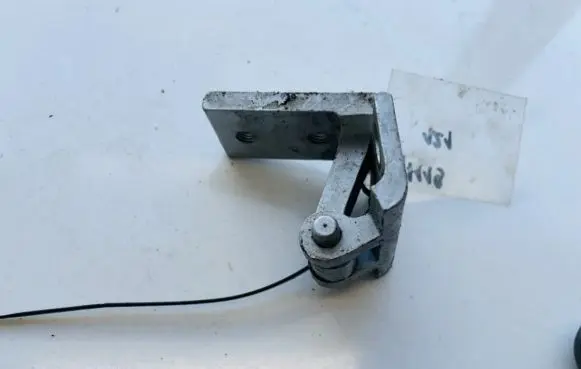 Audi A6 S6 C4 4A Rear door lower hinge 4a0833401
