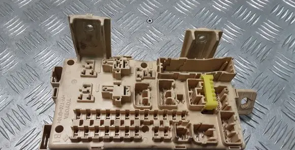 Toyota Avensis T250 Fuse module 8264105030A