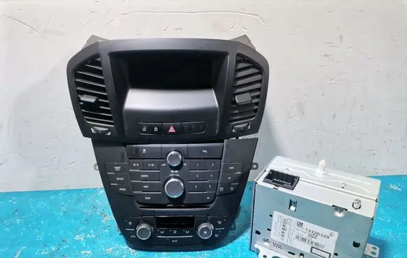 Opel Insignia A Radio/GPS head unit trim 13326329