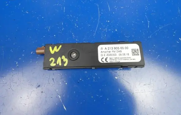 Mercedes-Benz E W213 Aerial antenna amplifier A2139056500 Q3ZGS003